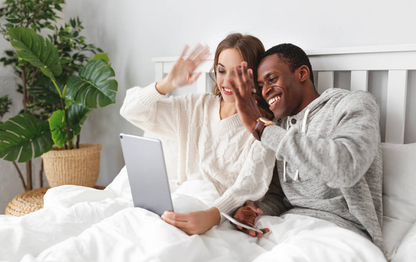 feliz pareja con la tableta del ordenador y el teléfono inteligente en una mañana de invierno en ser
 - Foto, Imagen