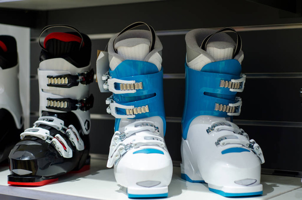 Buty narciarskie na sprzedaż w sklepie. - Zdjęcie, obraz