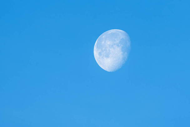 A szép Hold beállítása reggel a ragyogó kék ég. - Fotó, kép