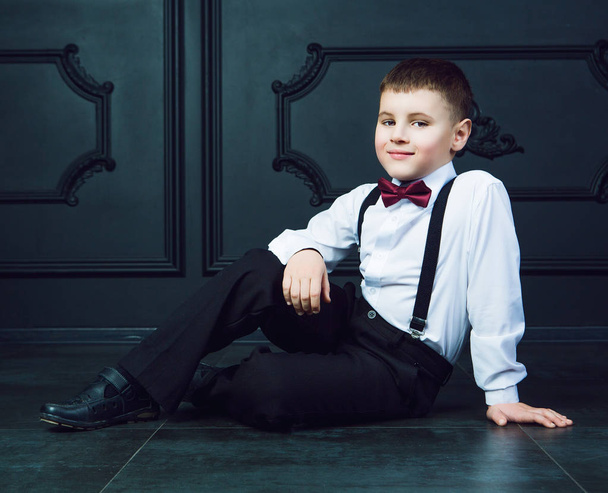 elegant boy wearing a white shirt and a bow tie in the interior - Foto, immagini