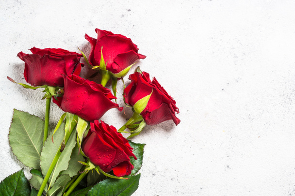 Vörös Rózsa csokor virág a fehér háttér felülnézet.  - Fotó, kép