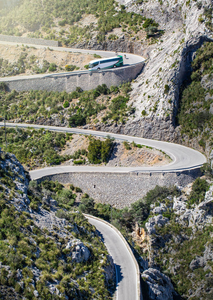 Coches de conducción popular entre los turistas hermosa serpentina serpentina montaña sinuosa Coll dels Reis, Mallorca, España
 - Foto, Imagen