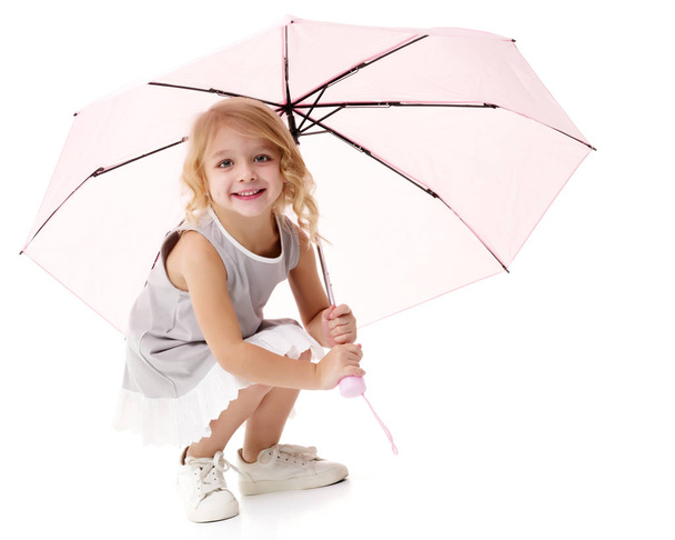 Little girl under an umbrella. - Fotoğraf, Görsel