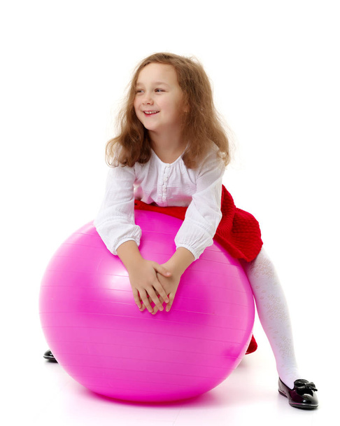 Little girl is playing with a ball - Foto, Imagen