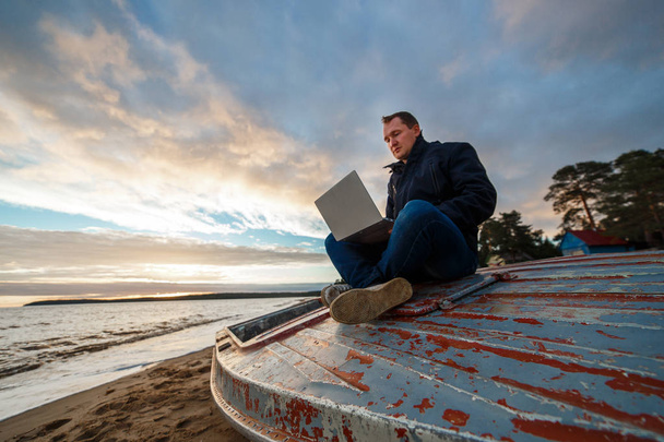 Egyetlen szabadúszóként dolgozik használ laptop-tenger strandon csónak - Fotó, kép