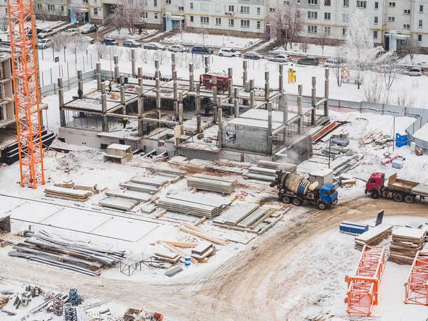 Construcción de grúas y edificios. Vista aérea de invierno
 - Foto, Imagen