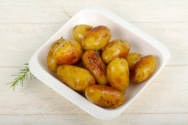 Junge Ofenkartoffeln mit Rosmarin - Foto, Bild
