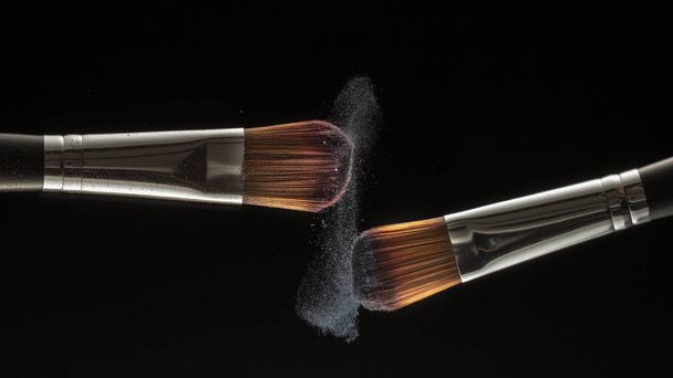 πούδρα και πινέλο για makeup artist ή beauty blogger σε μαύρο φόντο - Φωτογραφία, εικόνα