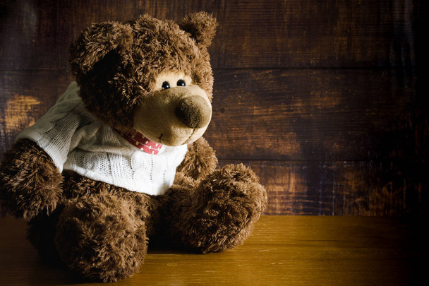 teddybeer op een houten achtergrond - Foto, afbeelding