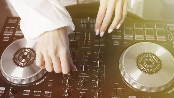 Primo piano della mano di una ragazza che gioca su attrezzature DJ professionali
 - Foto, immagini