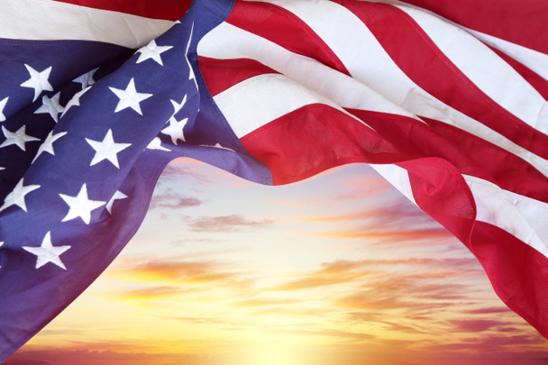 空のアメリカ国旗 - 写真・画像