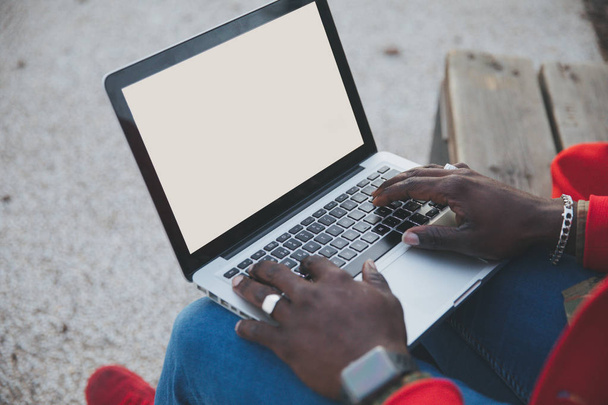 Empresário preto feliz trabalhando fora no laptop
 - Foto, Imagem