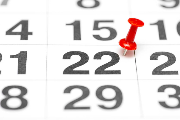 Pin treffeillä numero 22. Kuukauden kahdeskymmenestoinen päivä on merkitty punaisella peukalolla. Pin kalenterissa
 - Valokuva, kuva