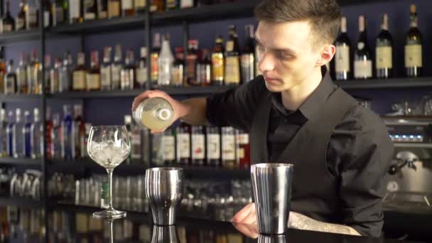 Barman fazendo bebida alcoólica
 - Filmagem, Vídeo