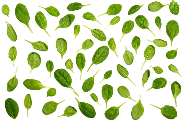白い背景に分離された緑のほうれん草の葉で作った野菜のパターン。創作料理のコンセプトです。サラダのための成分。フラット横たわっていた、トップ ビュー。水平方向. - 写真・画像