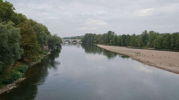 Tours est une ville du centre-ouest de la France. C'est le centre administratif du département de l'Indre-et-Loire et la plus grande ville de la région Centre-Val de Loire (bien que ce ne soit pas la capitale, qui est la deuxième ville de la région).
 - Photo, image