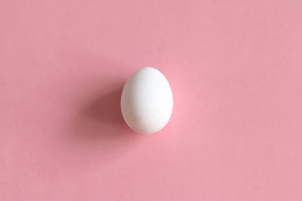 art minimal egg isolated on pink - Foto, Imagem