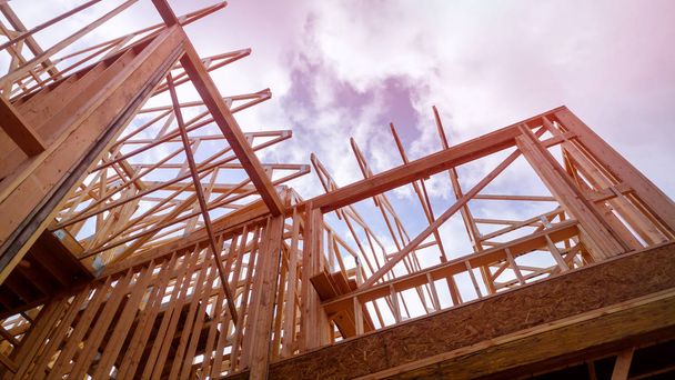Construção de edifícios, estrutura de madeira e estrutura de construção de vigas no desenvolvimento de novas propriedades
 - Foto, Imagem