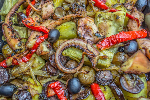 Tema de comida: polvo assado com batatas doces, pimentas vermelhas e azeitonas pretas
 - Foto, Imagem