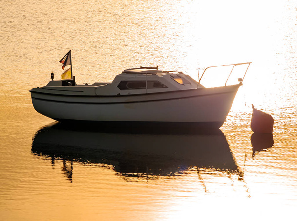 Човен на озері на заході сонця, пришвартований в резервуар La майя, Іспанія - Фото, зображення