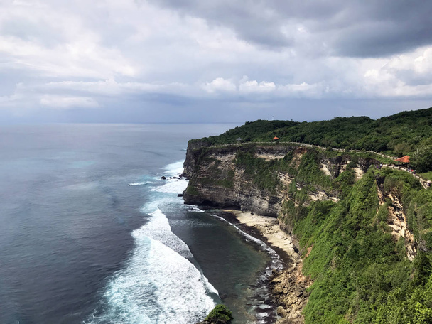a legszebb cape Uluwatu Balin, kilátással az óceánra - Fotó, kép
