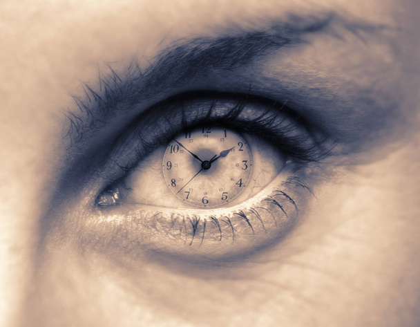 Женский глаз с закрытым лицом вплотную к телу
 - Фото, изображение