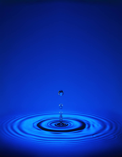Kék hullámai okozó vízcseppek - Fotó, kép