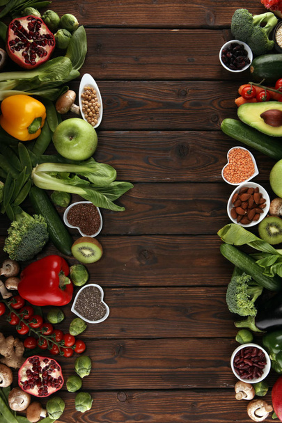 Здорова їжа чистий вибір їжі. фрукти, овочі, насіння, суперпродукти, зернові, листові овочі. веганська або веганська їжа
 - Фото, зображення
