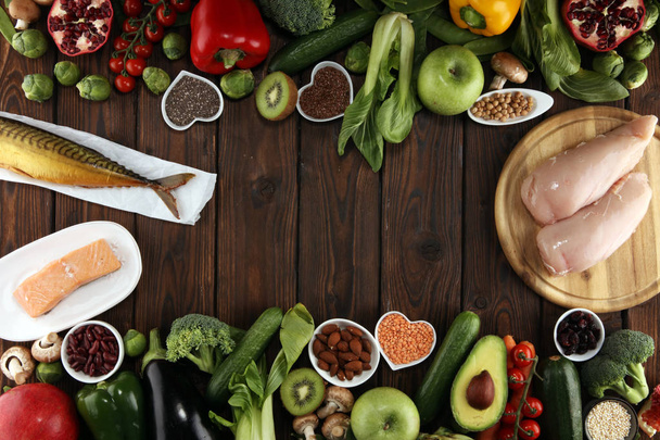 Egészséges ételek tiszta táplálkozás kiválasztása. gyümölcs, zöldség, magvak, szuperétel, gabonafélék, leveles zöldség. vegetáriánus vagy vegán étel - Fotó, kép