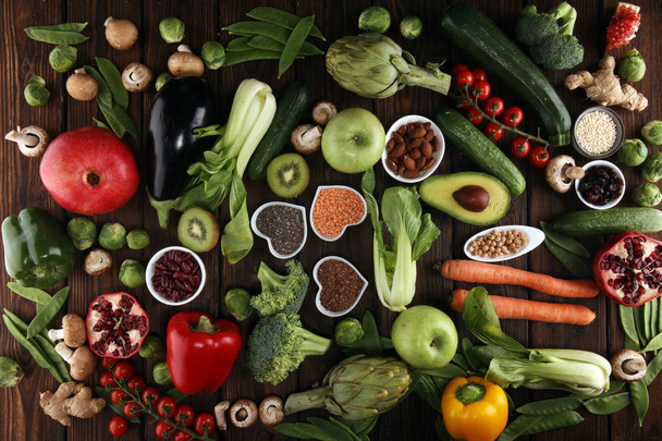 Zdrowa żywność na czyste, jedzenie wybór. owoców, warzyw, nasion, pożywienie, zboża, liść warzywo. wegetariańskie lub wegańskie jedzenie - Zdjęcie, obraz