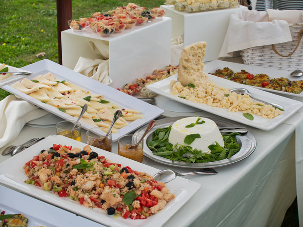 Potraviny nebo bufet a stůl na obřad nebo události v zahradě - Fotografie, Obrázek
