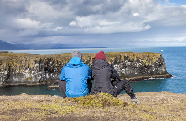 two lovers admiring the view of the Icelandic coast in the summer - Foto, afbeelding