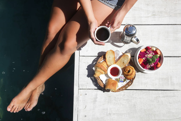 朝食とプールの隣にコーヒー - 写真・画像