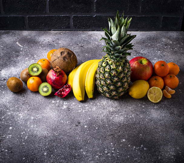 Ποικιλία από φρέσκα τροπικά φρούτα - Φωτογραφία, εικόνα