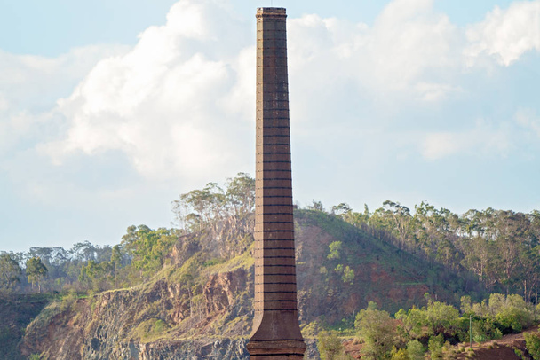 Wysoki ceglany komin stosu w opuszczonej kopalni złota Mt Morgan, popada w ruinę - Zdjęcie, obraz