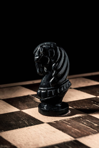 Quadro de xadrez. Belo cavalo preto feito à mão. Quadro vertical
 - Foto, Imagem