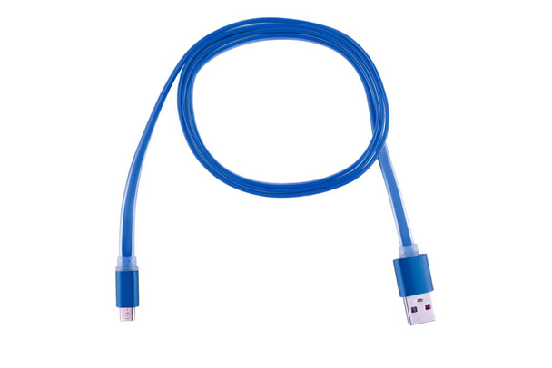 Синій мікро-USB-кабель, перекручений в кільце, на білому ізольованому фоні
. - Фото, зображення