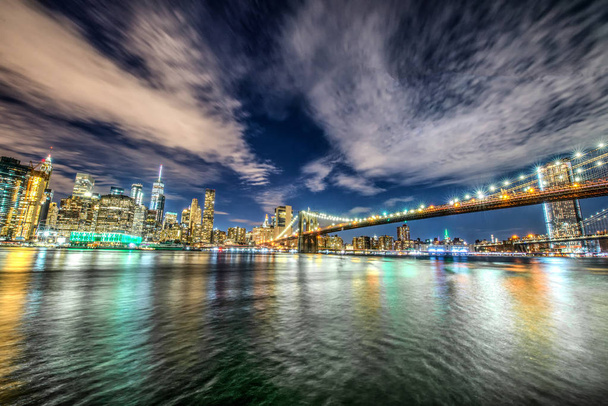 Скайлайн Манхэттена и Бруклинского моста, вид ночью - Фото, изображение