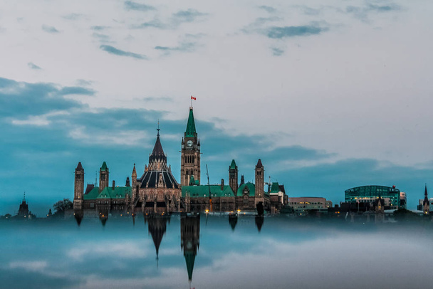 Parlement hill in reflectie - Foto, afbeelding