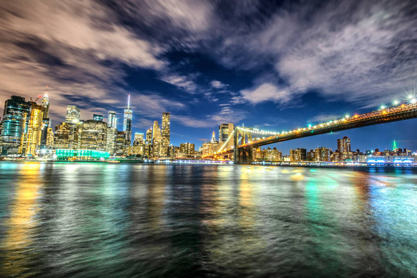 Скайлайн Манхэттена и Бруклинского моста, вид ночью - Фото, изображение