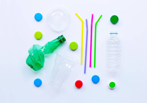 Πλαστικά απόβλητα σε λευκό φόντο. Άνω όψη - Φωτογραφία, εικόνα