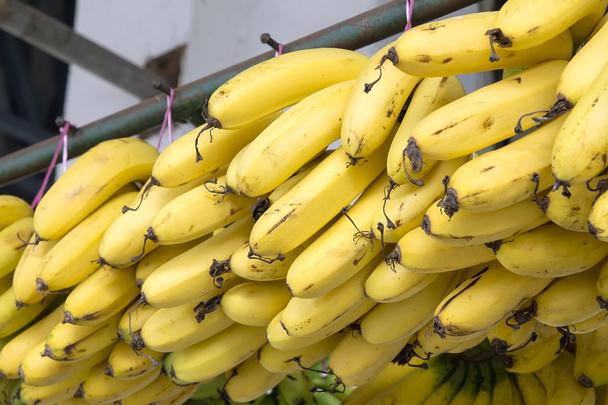 Manojos de plátanos amarillos
 - Foto, imagen