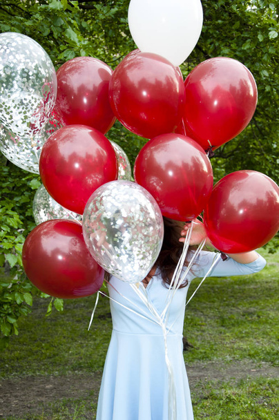 Alles Gute zum Geburtstag. glückliche Frau mit Party-Geburtstagsballons draußen im Sommer. Versteck. - Foto, Bild