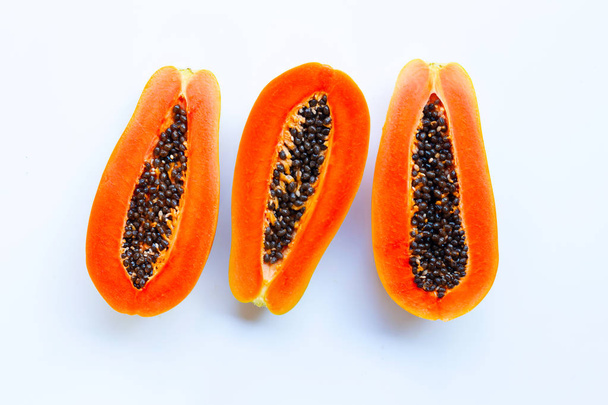 połowa dojrzałych owoców papai z nasionami wyizolowanymi na białym tle - Zdjęcie, obraz