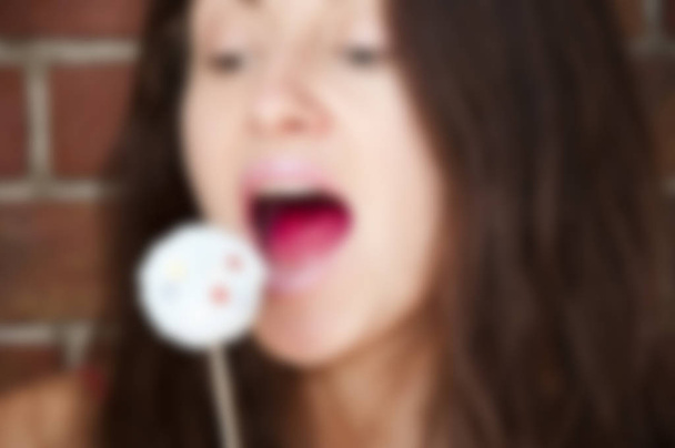 wazig beeld van sexy gaat eten Lollipop - Foto, afbeelding