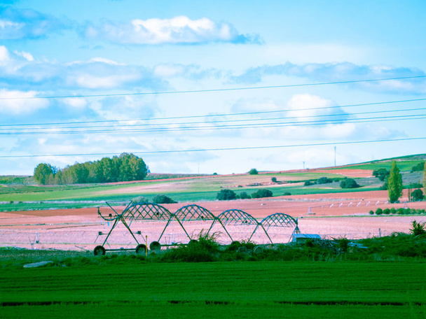 Sistema de irrigação no campo em Espanha
 - Foto, Imagem
