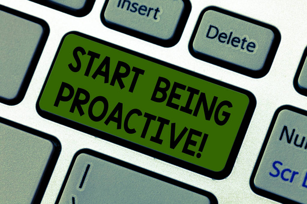 Schrijven van notitie weergegeven: Start Being Proactive. Foto presentatie controle bedrijfssituaties dingen gebeuren veroorzaakt door toetsenbord toets voornemen om computer bericht te drukken toetsenblok idee te maken. - Foto, afbeelding