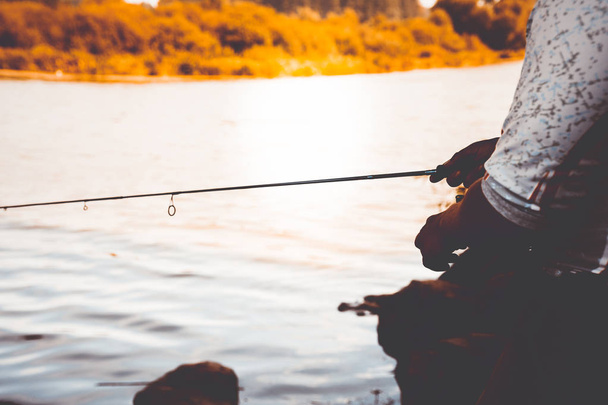 kalastaja kalastaa järvellä
 - Valokuva, kuva