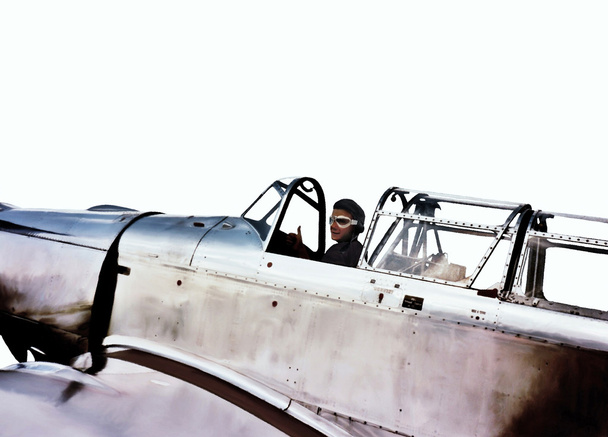 WW2 πιλότος, χαμογελώντας και να εγκαταλείψουμε τον αντίχειρα σε ένα πιλοτήριο warbird - Φωτογραφία, εικόνα