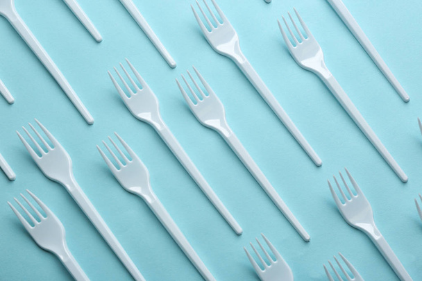 Flat lay composition with plastic forks on color background. Table setting - Foto, Imagem